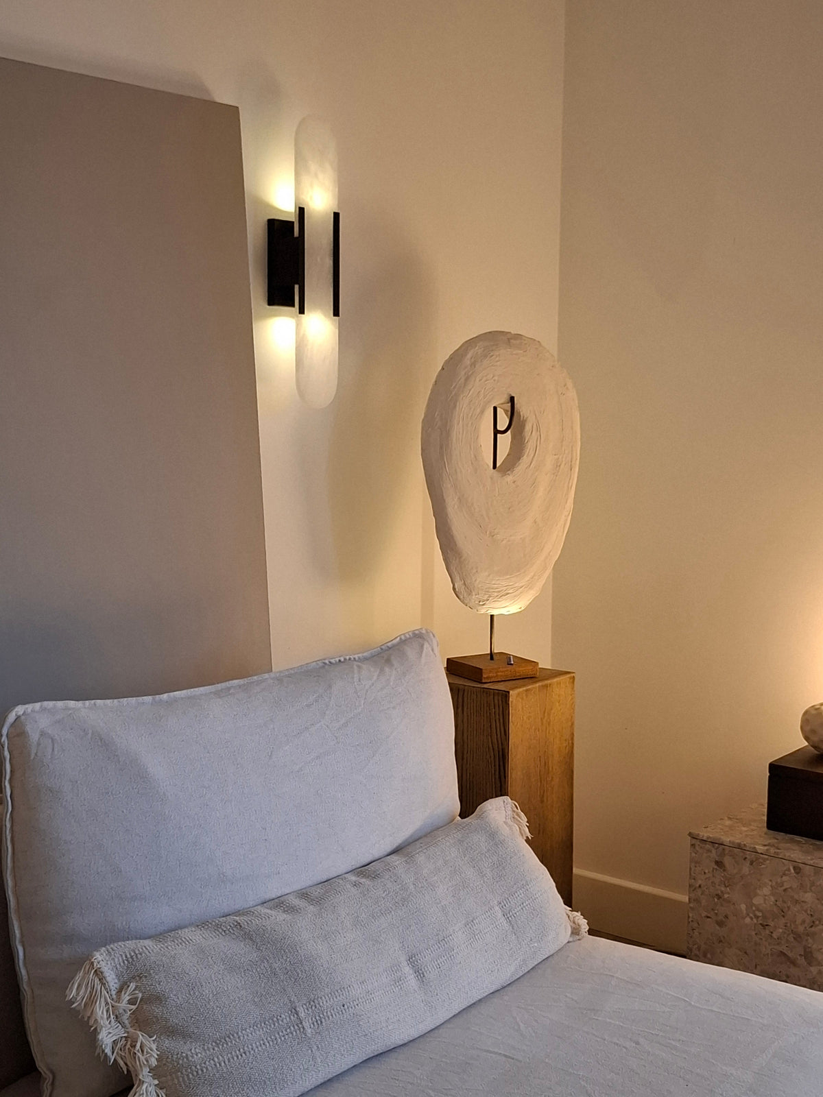Elara - Eigentijdse wandlamp in natuurlijk marmer