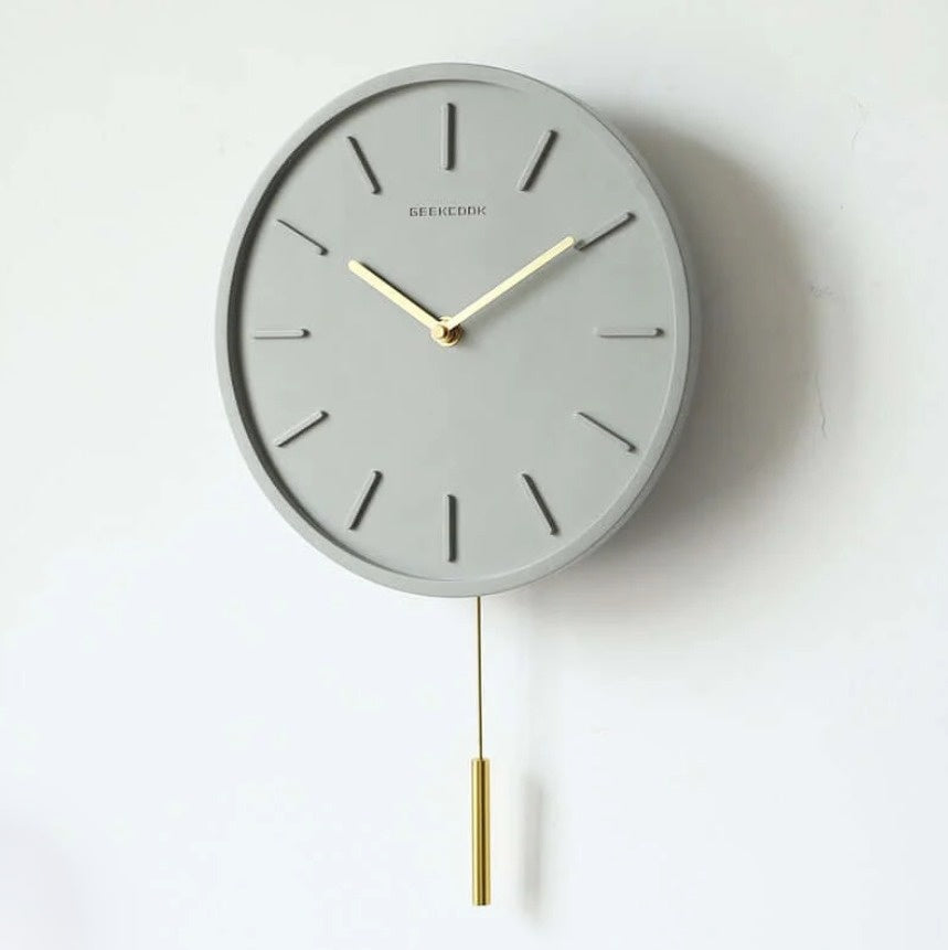 Varello – Orologio da parete moderno in cemento con pendolo metallico