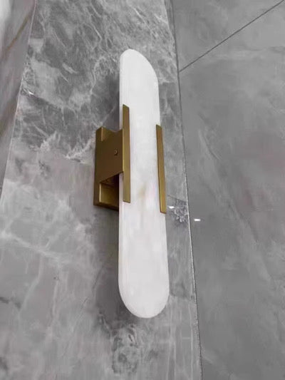Elara - Eigentijdse wandlamp in natuurlijk marmer