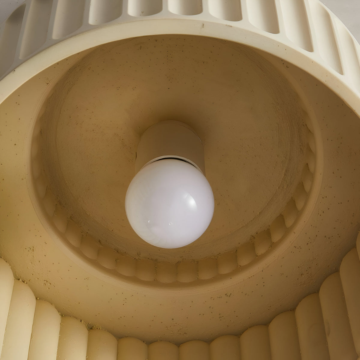 Lumora – Gele retro plafondlamp met moderne touch
