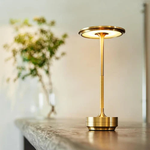 Een stijlvolle draadloze tafellamp met Scandinavisch design, perfect voor op je nachtkastje of als schemerlampje.